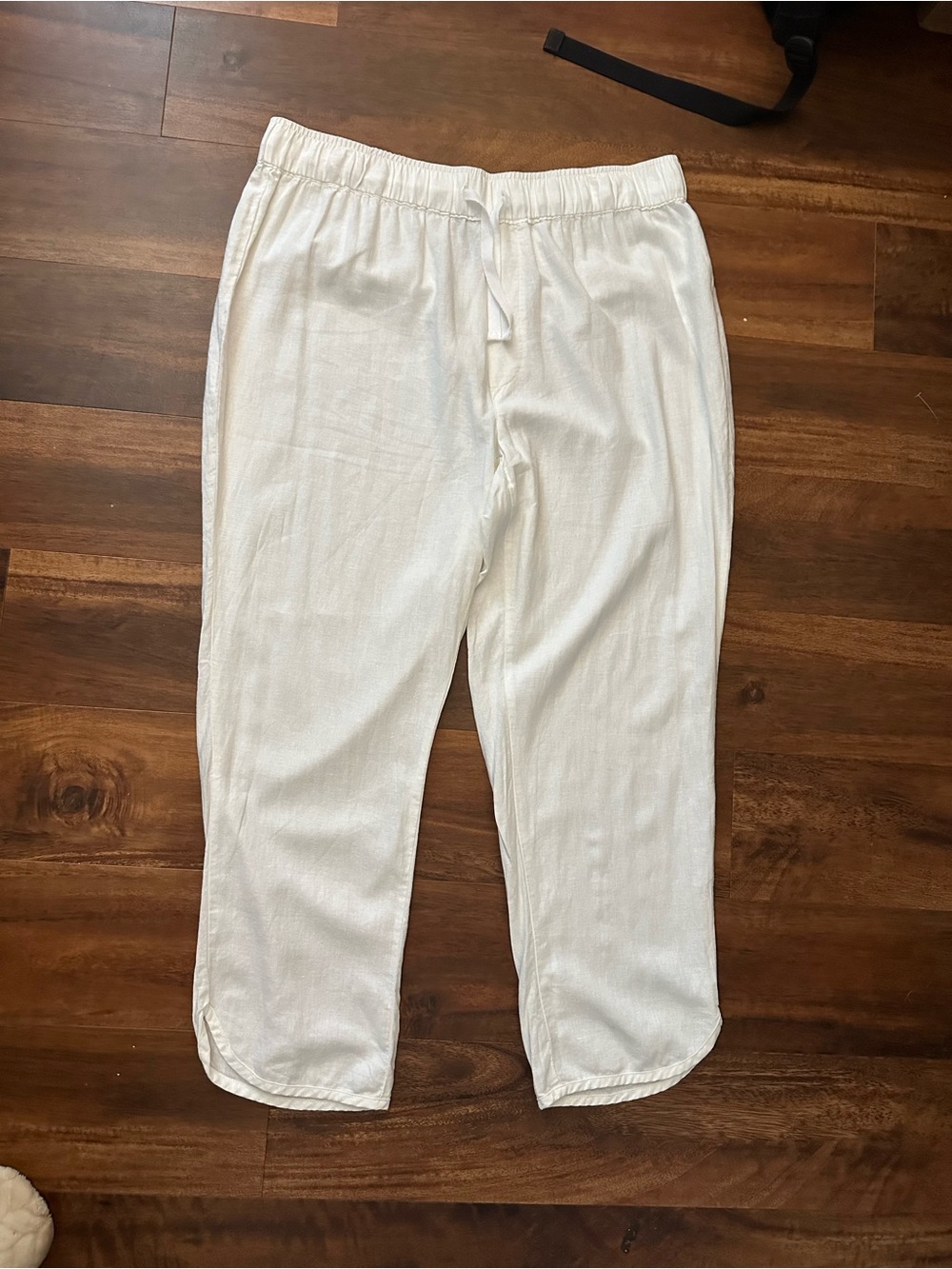 Chap’s Women White Pull On Linen blend pants